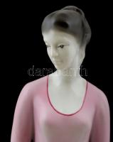 Hollóházi ülő olvasó lány, kézzel festett, jelzett, hibátlan, m: 34 cm