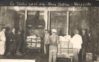 1922 Aknaszlatina, Solotvyno; Sóbánya belső, bányászok képe csillével / salt mine interior, miners with minecart, photo (Rb)