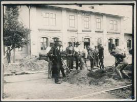 1902 Mosonmagyaróvár, a vasúti sínek lefektetése, fotó, hátulján feliratozva, 9×12 cm