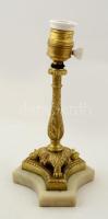 Réz gyertyatartóból kialakított lámpa, alabástrom talapzattal, vezeték nélkül, m:24 cm