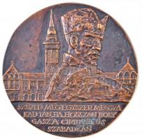 Vadász György (1924-1997) DN "Szíved még egyszer megszakad tán, ha hosszan bolygasz a cirillbetűs Szabadkán" egyoldalas Br plakett (434,01g/108mm) T:2 / Hungary 1993. "Szíved még egyszer megszakad tán, ha hosszan bolygasz a cirillbetűs Szabadkán" one-sided Br plaque with quote from a poem. Sign.: György Vadász (434,01g/108mm) C:XF