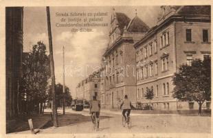 Nagyszeben, Hermannstadt, Sibiu; Schewis utca, Igazságügyi palota, Főegyházmegyei palota, villamos kerékpárosokkal / street, palace of justice, archdiocesan palace, tram