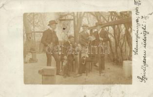 1904 Selmecbánya, Banska Stiavnica, Schemnitz; pipázó férfiak sakkoznak a parkban / Pipe-smoking men playing chess in the park, photo (EK)