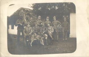 1916 Első világháborús K.u.K. katonák kutyával, csoportkép / WWI K.u.K. soldiers with dog, group photo (EK)