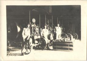 Első világháborús hadihajó, tengerészek, gépház, belső / WWI battleship, mariners, engine room, interior, photo (non PC) (EK)