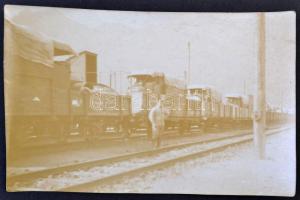 1916 Isonzo, frontra tartó vasúti vagonok, a hátoldalán német nyelvű sorokkal, dátumozással, aláírással, 6.5x10.5 cm.