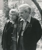 1985 Ács Irén (1924-2015): Weöres Sándor és Károlyi Amy, fotó, hátulján feliratozva, 21×18 cm