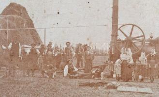 cca 1890-1900 Aratók, csoportkép, keményhátú fotó, kissé viseltes kartonnal, 20x24 cm.