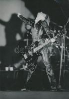 cca 1980 Ács Irén (1924-2015): Suzi Quatro, 9 db fotó, hátulján egy részük jelzett, 24,5×19 cm