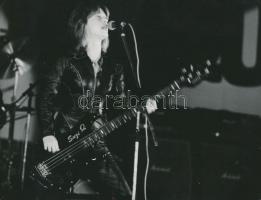 cca 1980 Ács Irén (1924-2015): Suzi Quatro, 9 db fotó, hátulján egy részük jelzett, 24,5×19 cm