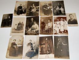 14db Régi fénykép az 1910-es évektől, közte keményhátú fotó