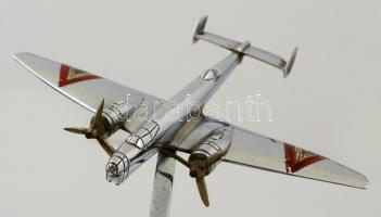 cca 1930-1940 Ju 86-K fém asztali dísz repülőmodell, fa talapzaton, jó állapotban, m: 25 cm
