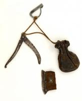 cca 1700 régi fém bökő, bőr tarisznya, szütyő, korának megfelelő állapotban, h:26 cm, 13×8 cm, 9×6 cm