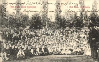 1907 Szépfalu, Sunava; Május elsejei ünnepség, gyerekek csoportképe. Kiadja Schmidt és Klepp / festival group picture on May 1st (EK)