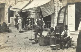 Abbazia, árusok a piacon mérlegekkel / merchants at the market with scales. Erich Bährendt photo