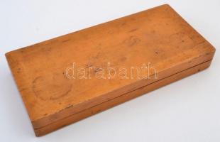 Régi fa tolltartó, benne ceruzákkal, tollakkal, stb