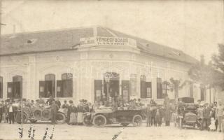 1919 Újvidék, Novi Sad; Müller Gyula Vendégfogadója a Magyar királyhoz, csoportkép automobilokkal / restaurant and hotel, automobiles, photo (fl)