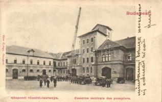 Budapest VIII. Központi Tűzoltólaktanya tűzoltó, Mászóház az udvaron létrán álló tűzoltókkal. Klösz György