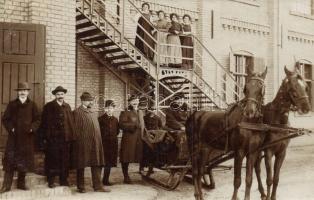 1909 Tolna, Selyemfonoda, csoportkép személyzettel, az olasz igazgatóval és lányokkal, photo (EK)