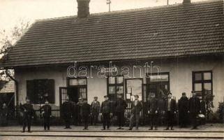 ~1927 Szatmárnémeti-Szentvér, Sangeni; vasútállomás vasutasokkal / railway station with railwaymen, photo