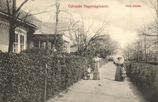 Nagymágocs, utcakép esernyős hölgyekkel, villa (EK)