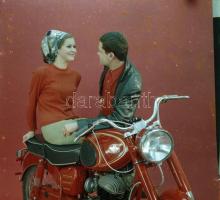 1966 Magyar motorkerékpár műtermi reklámfotói, 13 db szabadon felhasználható vintage negatív, 6x6 cm