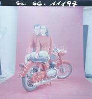 1966 Magyar motorkerékpár műtermi reklámfotói, 13 db szabadon felhasználható vintage negatív, 6x6 cm