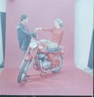 1966 Magyar motorkerékpár műtermi reklámfotói, 13 db szabadon felhasználható vintage negatív, 6x6 cm