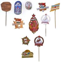 10db-os vegyes magyar szocialista jelvény és kitűző tétel, közte "ÉM. Földgép Törzsgárda 5,10 év"; "MSZHSZ", "Építők napja 1962" T:1-,2