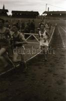 1945 szeptember 9. Budapest, atlétikai bajnokság és néhány városkép, 23 db vintage negatív Rózsa Gyö...