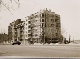 cca 1940 Budapesti városképek, épületfotók, életképek, 13 db szabadon felhasználható vintage negatív, 4x6 cm és 6x6 cm