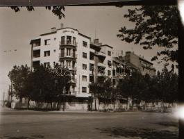 cca 1940 Budapesti városképek, épületfotók, életképek, 13 db szabadon felhasználható vintage negatív...
