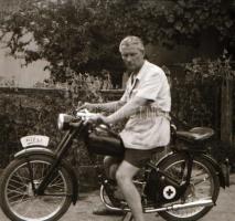 cca 1950 Motorkerékpárok, 3 db szabadon felhasználható vintage negatív, 6x9 cm