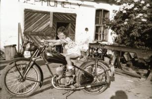 cca 1950 Motorkerékpárok, 3 db szabadon felhasználható vintage negatív, 6x9 cm