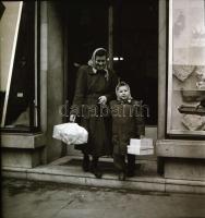 cca 1960 Budapesti nagyáruház, Kotnyek Antal (1921-1990) képriportja, 11 db vintage negatív, 6x6 cm