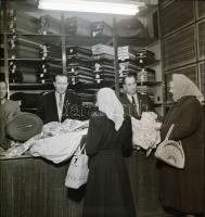 cca 1960 Budapesti nagyáruház, Kotnyek Antal (1921-1990) képriportja, 11 db vintage negatív, 6x6 cm