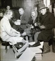 cca 1960 Budapesti nagyáruház, Kotnyek Antal (1921-1990) képriportja, 11 db vintage negatív, 6x6 cm