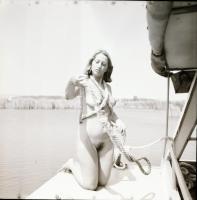 1986 Velencei-tó feliratú tasakban 9 db vintage negatív, szolidan erotikus felvételek, 6x6 cm