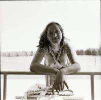 1986 Velencei-tó feliratú tasakban 9 db vintage negatív, szolidan erotikus felvételek, 6x6 cm