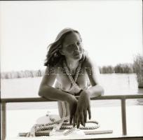 1986 Velencei-tó feliratú tasakban 9 db vintage negatív, szolidan erotikus felvételek, 6x6 cm