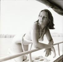 1986 Velencei-tó feliratú tasakban 9 db vintage negatív, szolidan erotikus felvételek, 6x6 cm