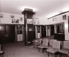 1982 Budapest, DUNA mozi külső-belső felvételei, 6 db szabadon felhasználható vintage negatív, 6x7 c...