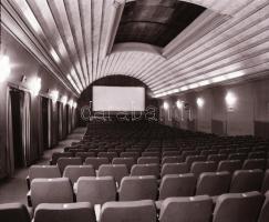 1982 Budapest, DUNA mozi külső-belső felvételei, 6 db szabadon felhasználható vintage negatív, 6x7 c...