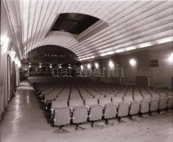 1982 Budapest, DUNA mozi külső-belső felvételei, 6 db szabadon felhasználható vintage negatív, 6x7 c...