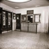 1982 Budapest, TÁTRA mozi külső-belső felvételei, 8 db szabadon felhasználható vintage negatív, 6x6 ...