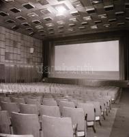 1982 Budapest, TÁTRA mozi külső-belső felvételei, 8 db szabadon felhasználható vintage negatív, 6x6 ...