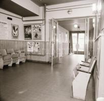 1982 Budapest, MAROS mozi külső-belső felvételei, 6 db szabadon felhasználható vintage negatív, 6x6 ...