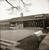 1982 Budapest, RIDEG SÁNDOR mozi külső-belső felvételei, 9 db szabadon felhasználható vintage negatí...