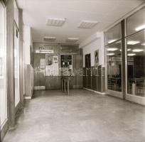 1982 Budapest, RIDEG SÁNDOR mozi külső-belső felvételei, 9 db szabadon felhasználható vintage negatí...