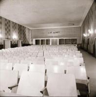 1982 Budapest, TÁNCSICS mozi külső-belső felvételei, 5 db szabadon felhasználható vintage negatív, 6...